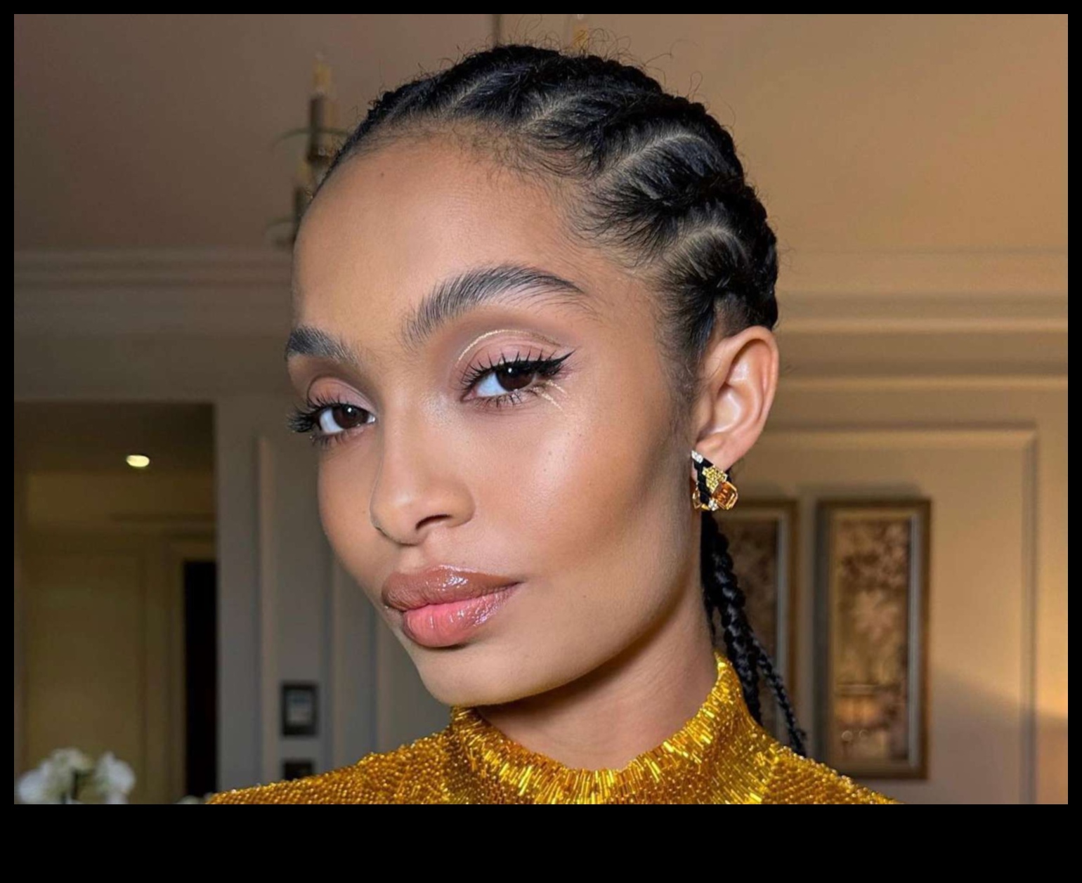 Αβίαστη κομψότητα: Επίτευξη εκλεπτυσμένης εμφάνισης με μινιμαλιστικό Glam μακιγιάζ