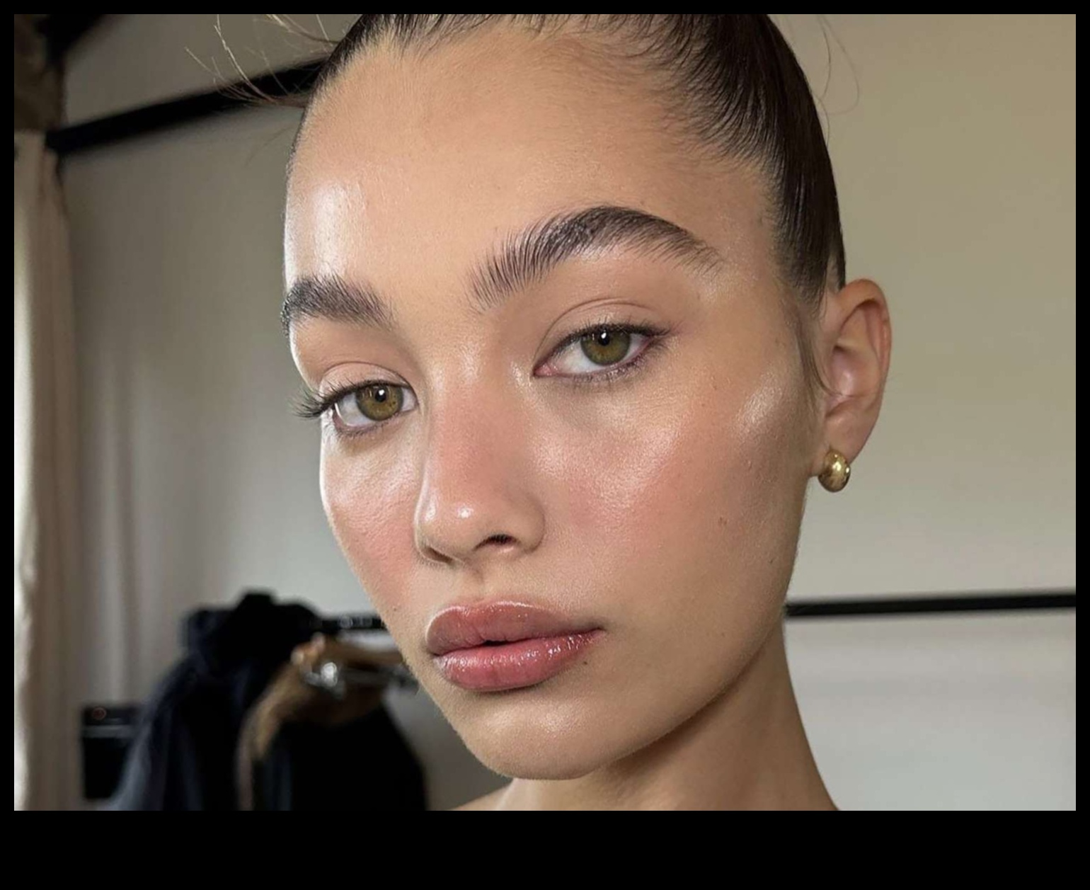Αβίαστη κομψότητα: Επίτευξη εκλεπτυσμένης εμφάνισης με μινιμαλιστικό Glam μακιγιάζ