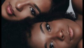 Από νεανικές λάμψεις σε αιώνια λάμψη: Φυσικό μακιγιάζ για κάθε στάδιο της ζωής