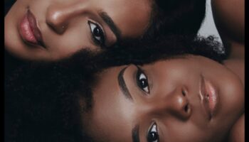 Από νεανικές λάμψεις σε αιώνια λάμψη: Φυσικό μακιγιάζ για κάθε στάδιο της ζωής