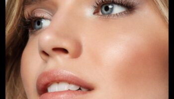 Καθημερινή Κομψότητα: Επιτυγχάνοντας μια στιλβωμένη εμφάνιση με απλό μακιγιάζ